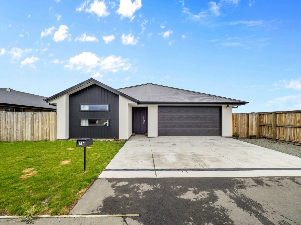 Bring Us Your Offers! 186 m2 Floor Area (Approx) — slide 4