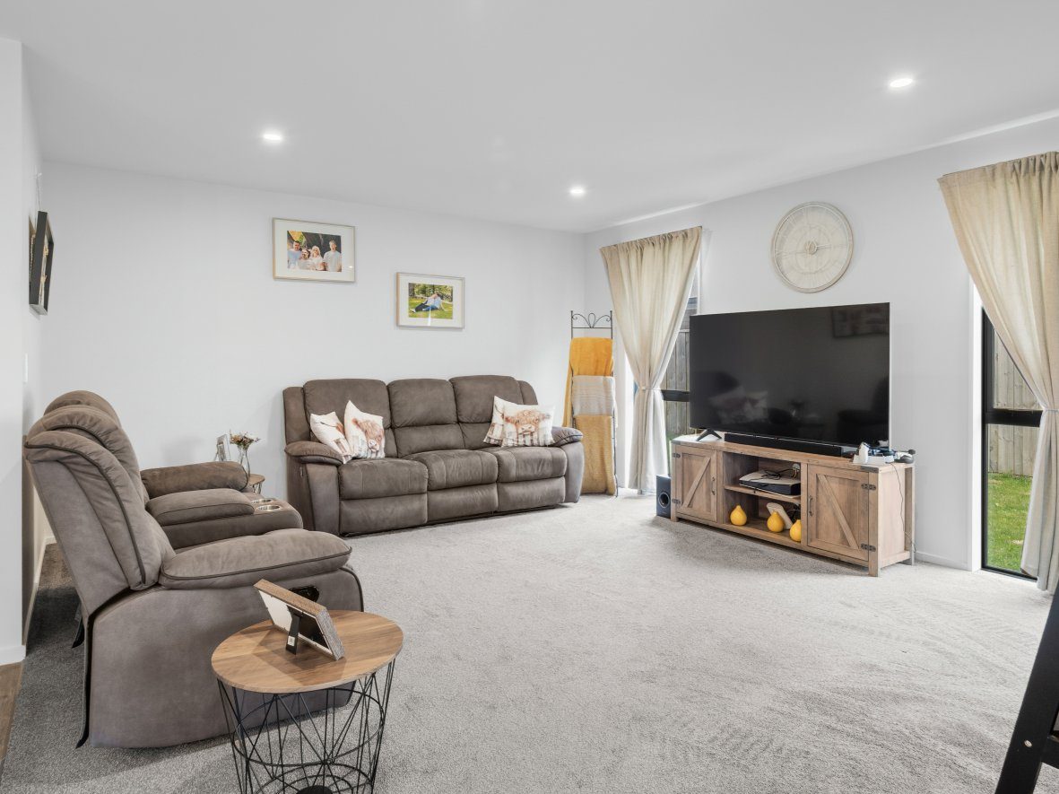 Bring Us Your Offers! 186 m2 Floor Area (Approx) — slide 6