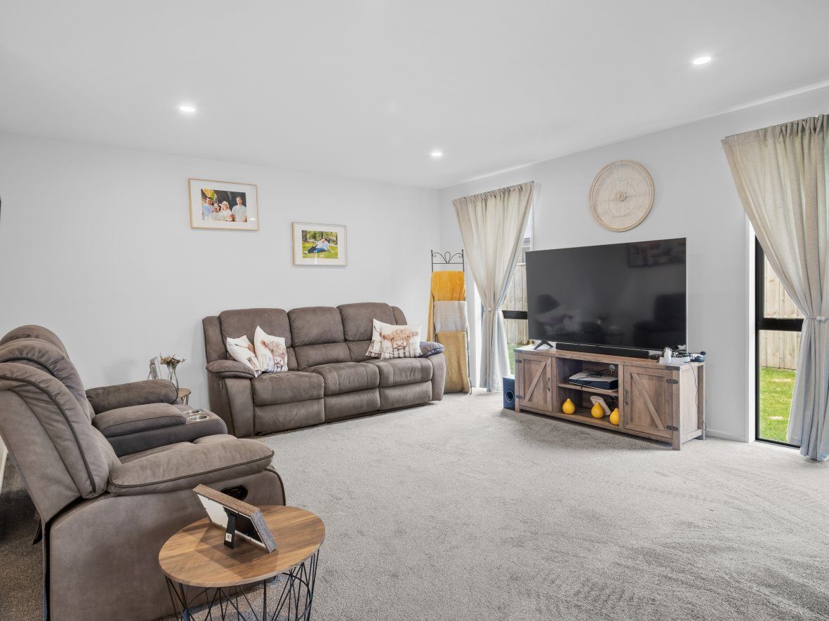 Bring Us Your Offers! 186 m2 Floor Area (Approx) — slide 7