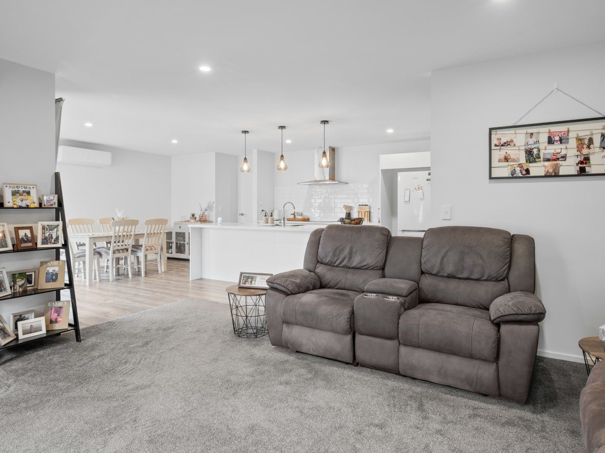 Bring Us Your Offers! 186 m2 Floor Area (Approx) — slide 3