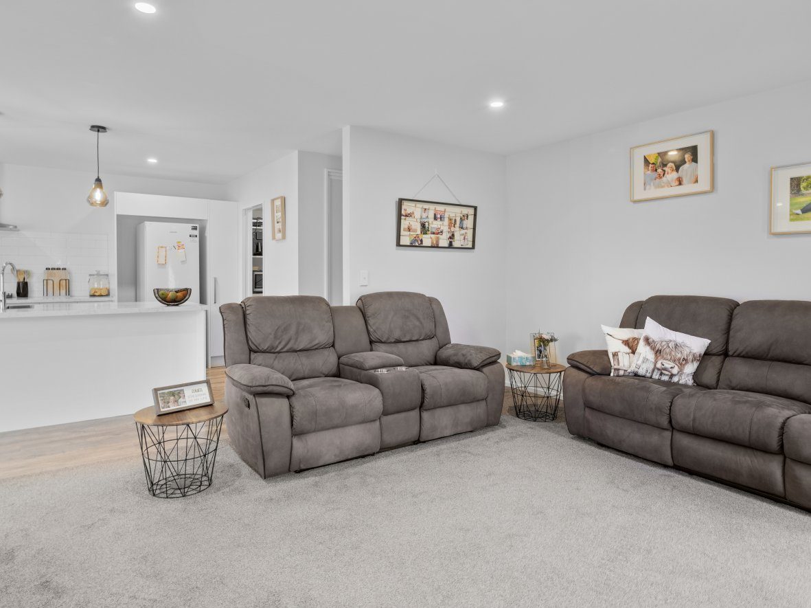 Bring Us Your Offers! 186 m2 Floor Area (Approx) — slide 8