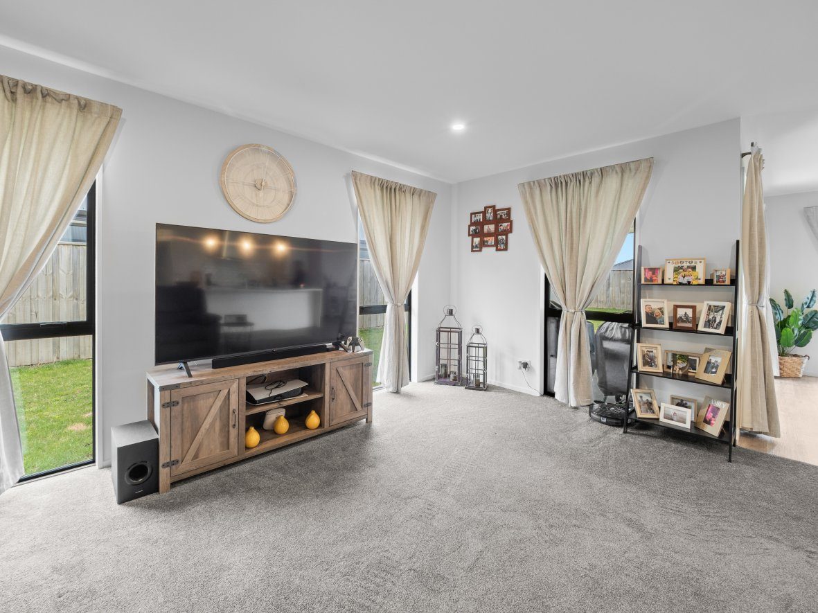 Bring Us Your Offers! 186 m2 Floor Area (Approx) — slide 9