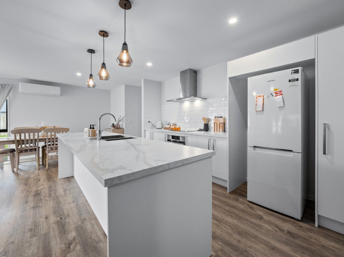 Bring Us Your Offers! 186 m2 Floor Area (Approx) — slide 10