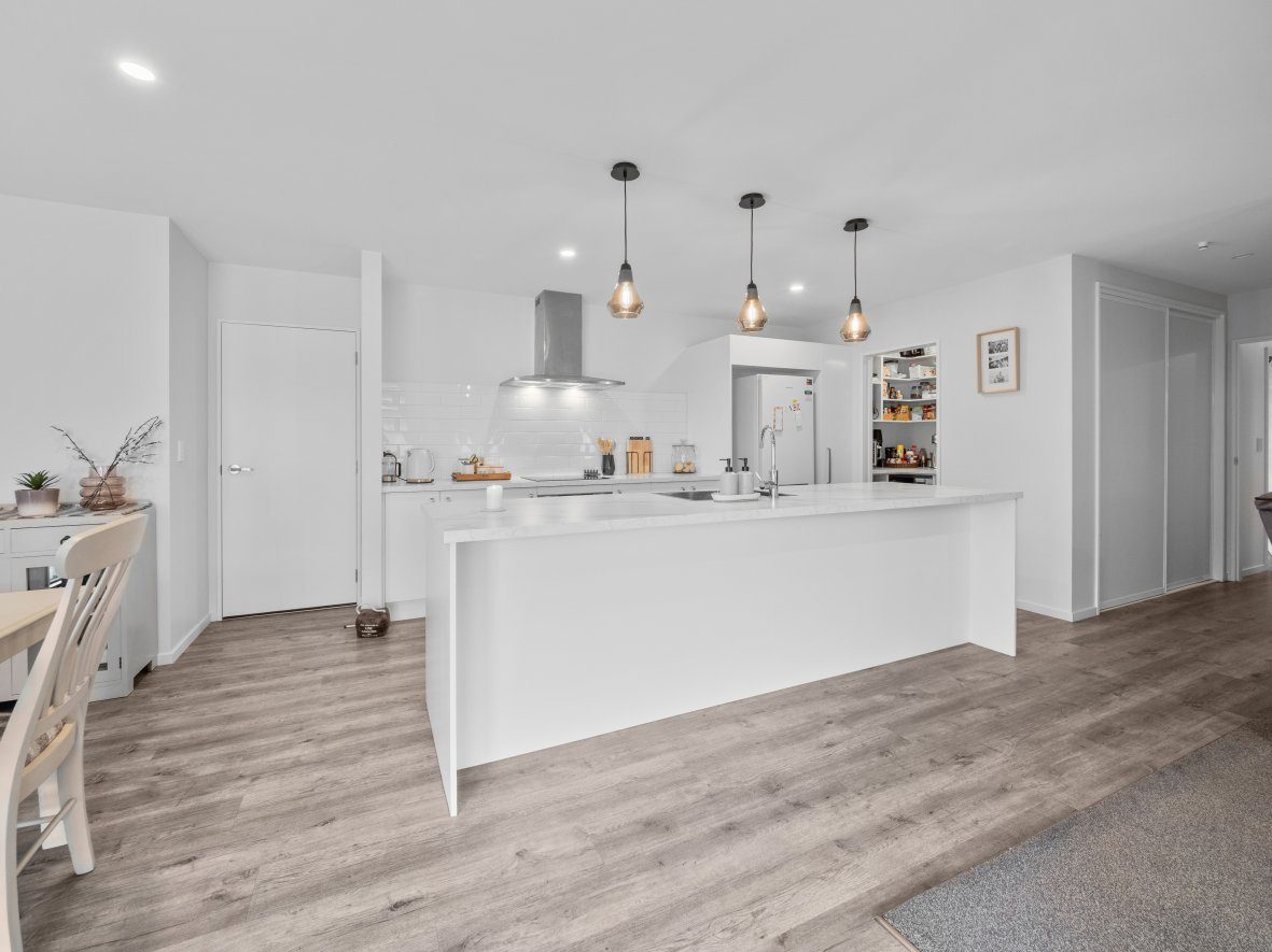 Bring Us Your Offers! 186 m2 Floor Area (Approx) — slide 1