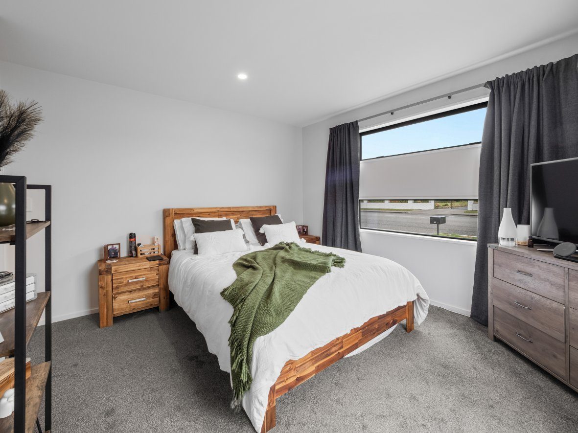 Bring Us Your Offers! 186 m2 Floor Area (Approx) — slide 12