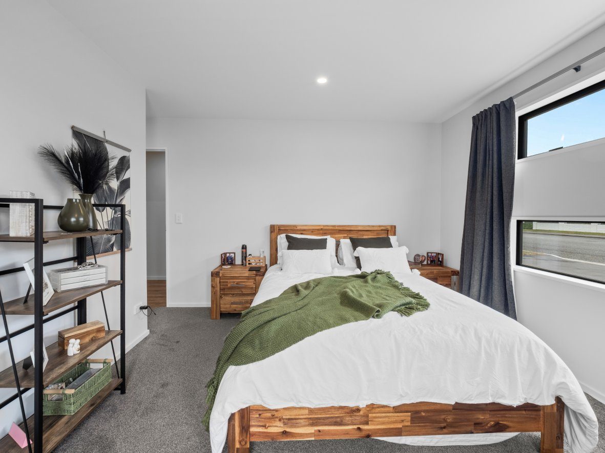 Bring Us Your Offers! 186 m2 Floor Area (Approx) — slide 13