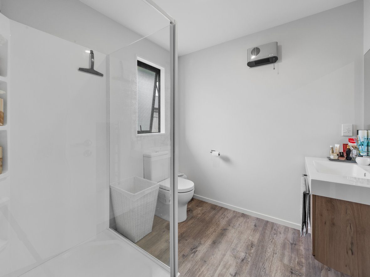 Bring Us Your Offers! 186 m2 Floor Area (Approx) — slide 14