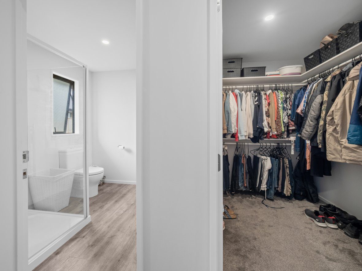 Bring Us Your Offers! 186 m2 Floor Area (Approx) — slide 15