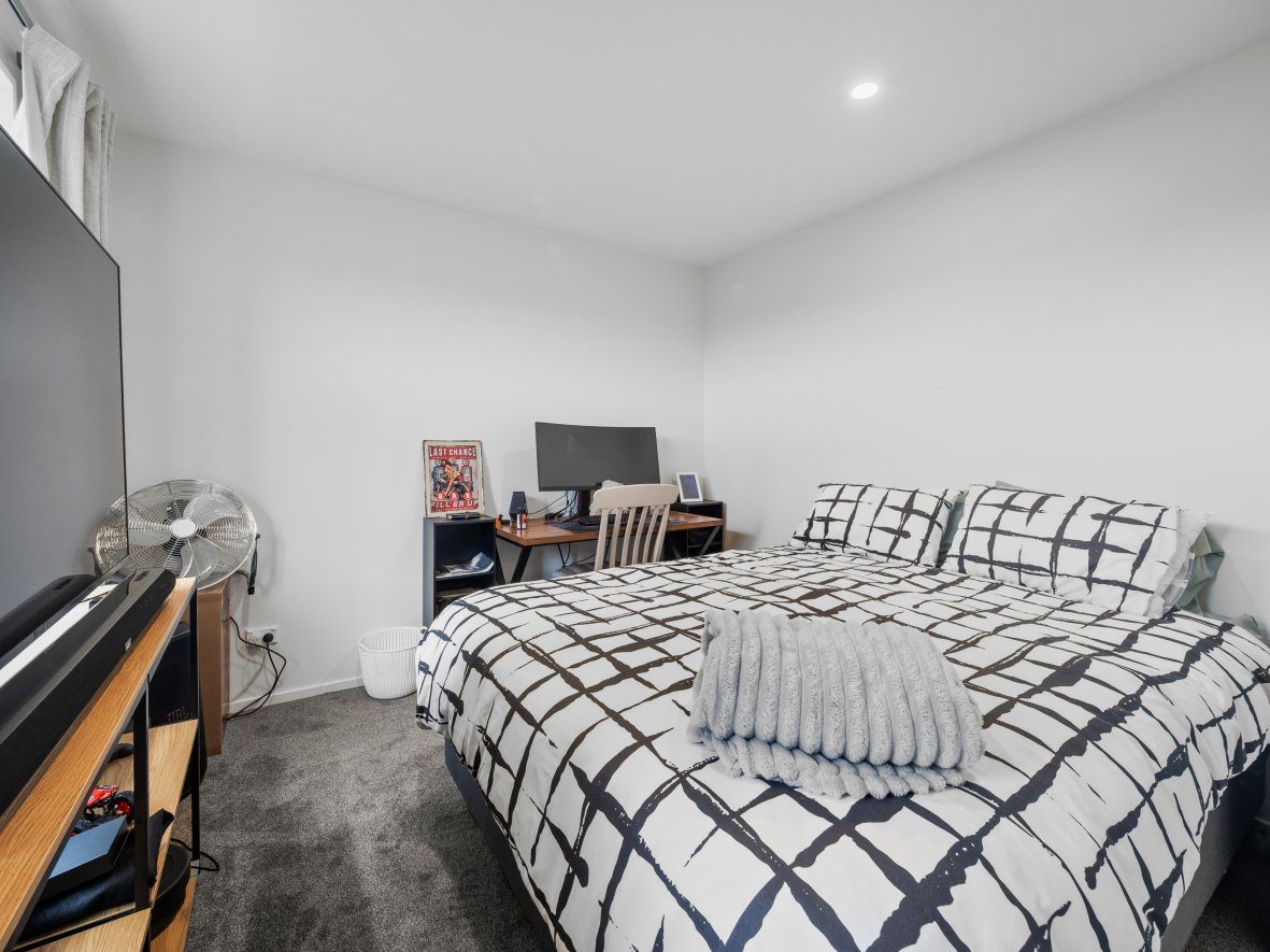 Bring Us Your Offers! 186 m2 Floor Area (Approx) — slide 16