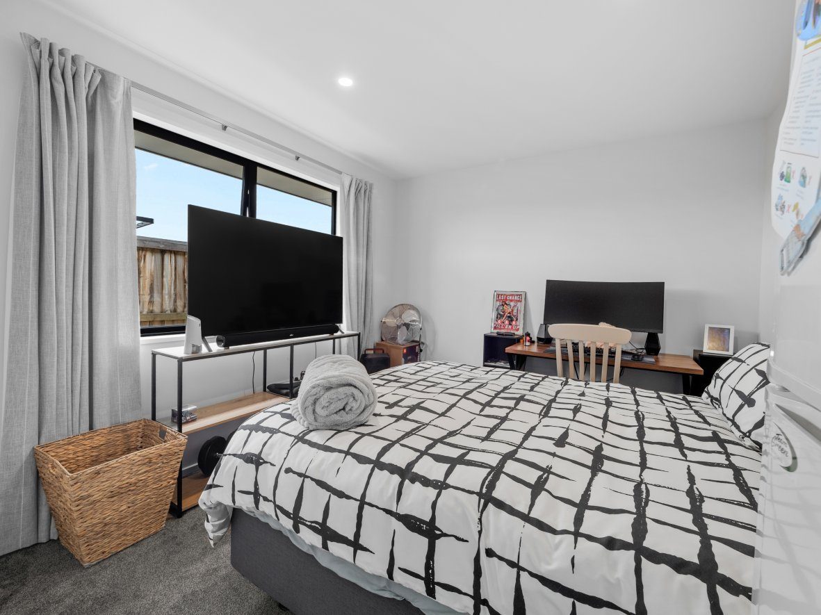 Bring Us Your Offers! 186 m2 Floor Area (Approx) — slide 17