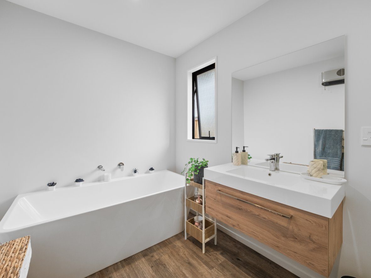 Bring Us Your Offers! 186 m2 Floor Area (Approx) — slide 20