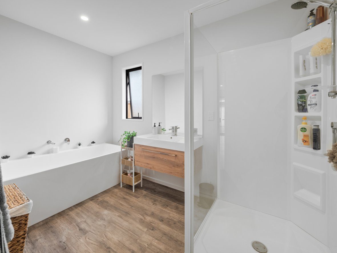 Bring Us Your Offers! 186 m2 Floor Area (Approx) — slide 21