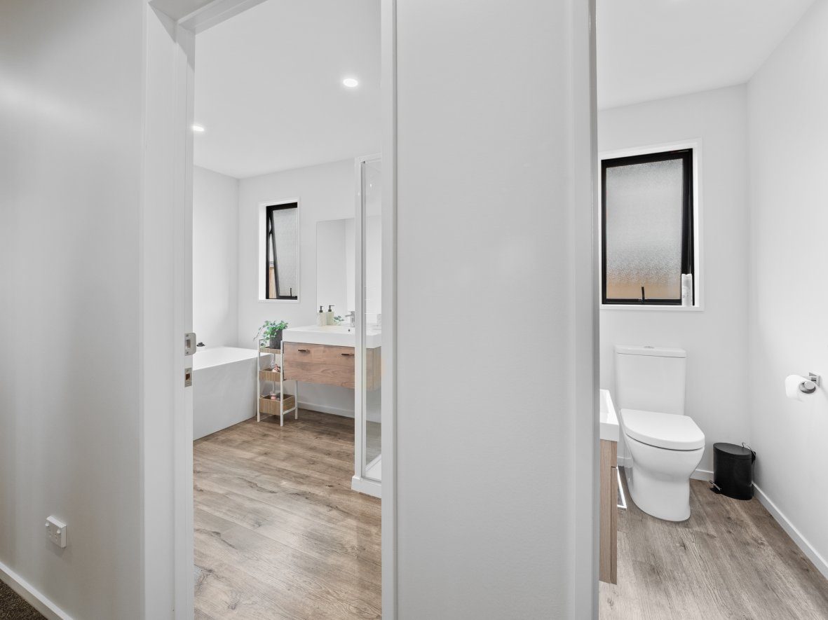 Bring Us Your Offers! 186 m2 Floor Area (Approx) — slide 23