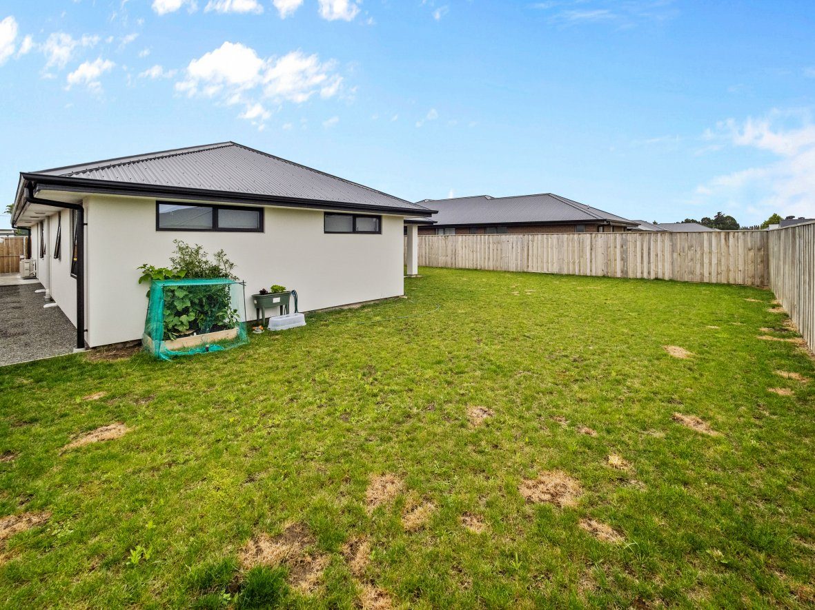 Bring Us Your Offers! 186 m2 Floor Area (Approx) — slide 24