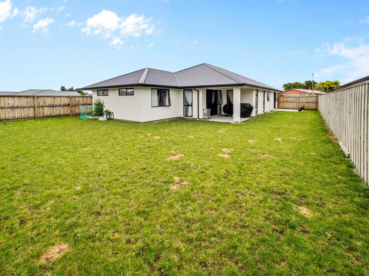 Bring Us Your Offers! 186 m2 Floor Area (Approx) — slide 25
