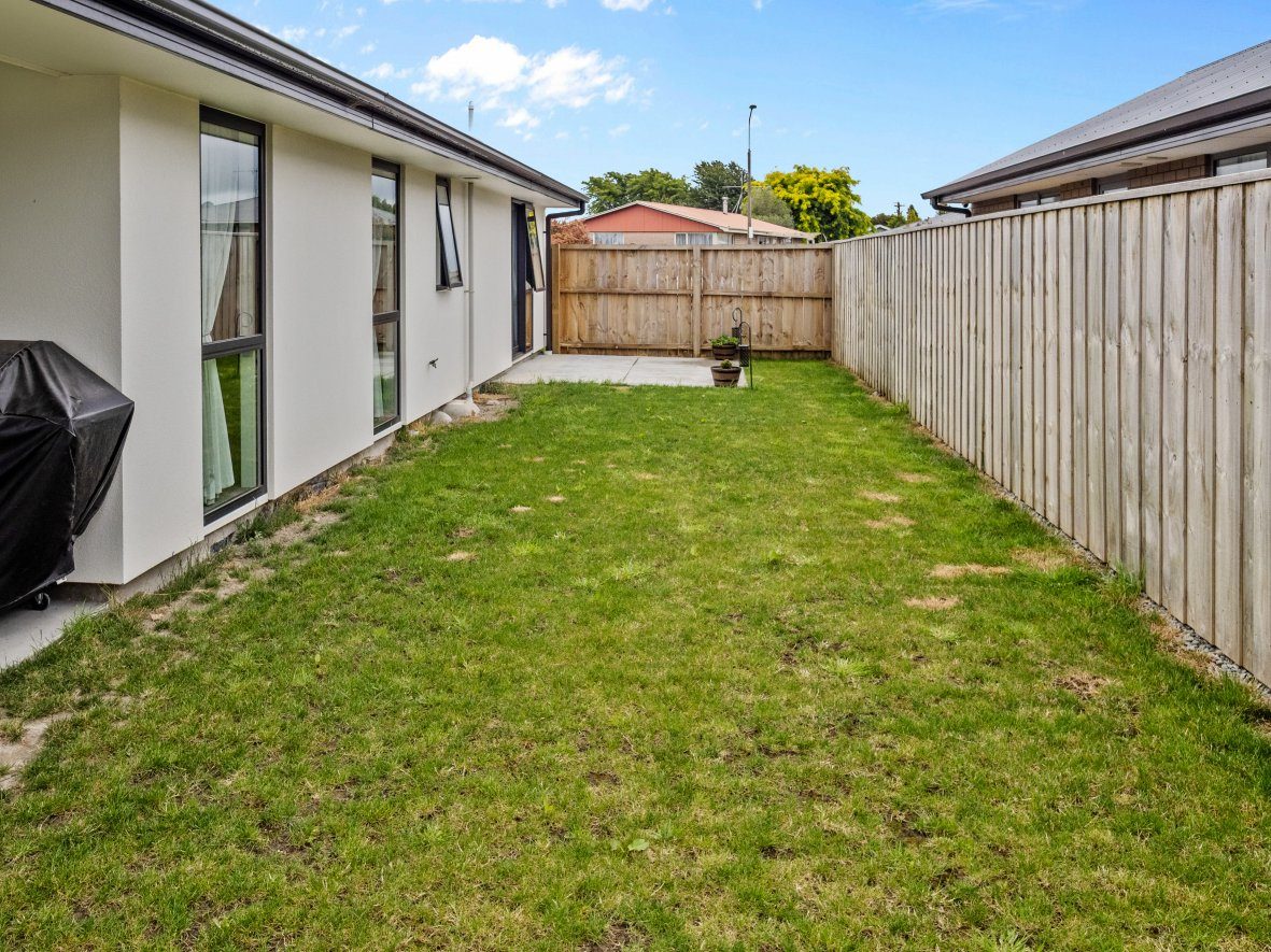 Bring Us Your Offers! 186 m2 Floor Area (Approx) — slide 26