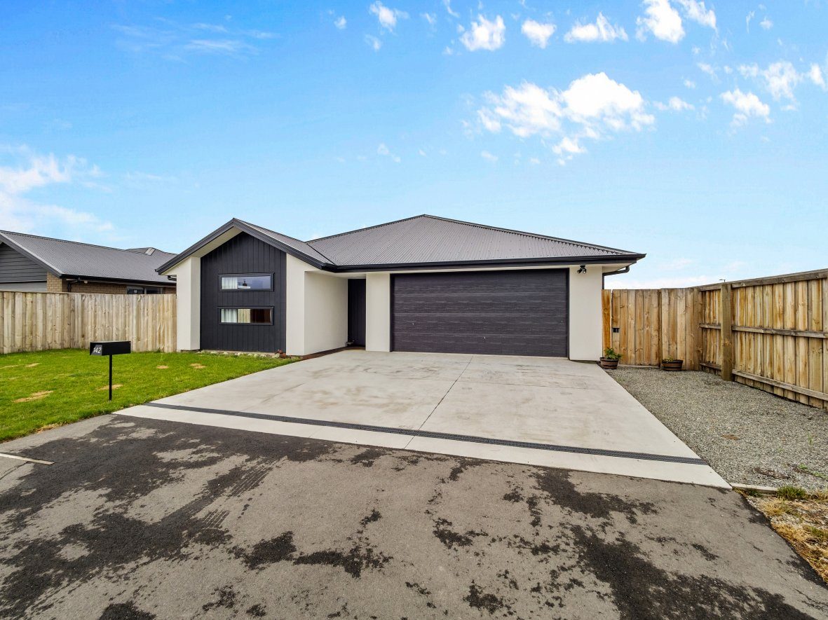 Bring Us Your Offers! 186 m2 Floor Area (Approx) — slide 27