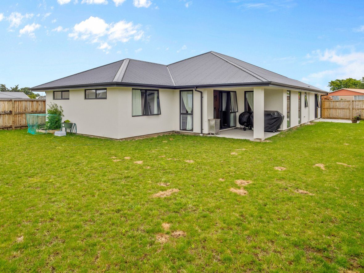 Bring Us Your Offers! 186 m2 Floor Area (Approx) — slide 2