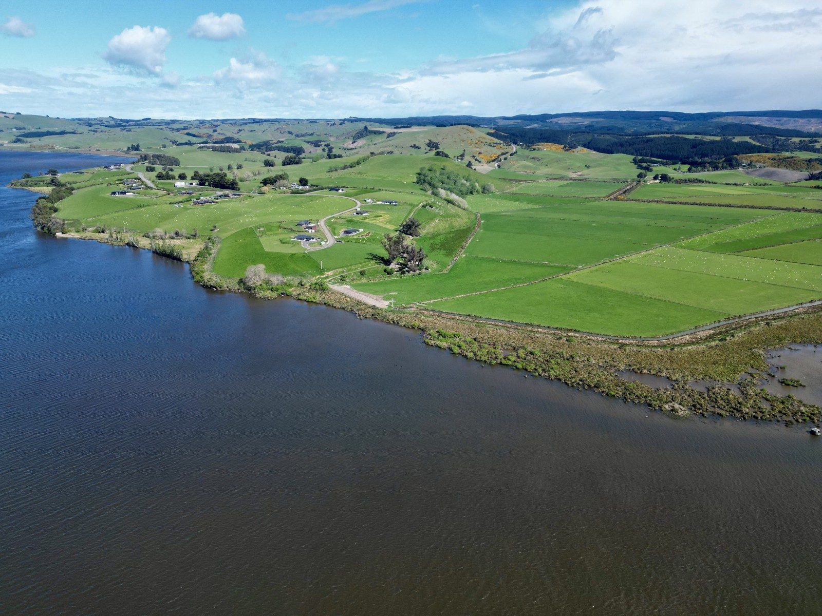 Lakeside Farm - 220 ha — slide 1
