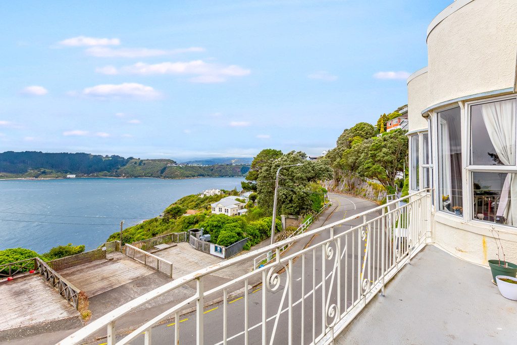 Art Deco Elegance with Panoramic Sea Views — slide 1