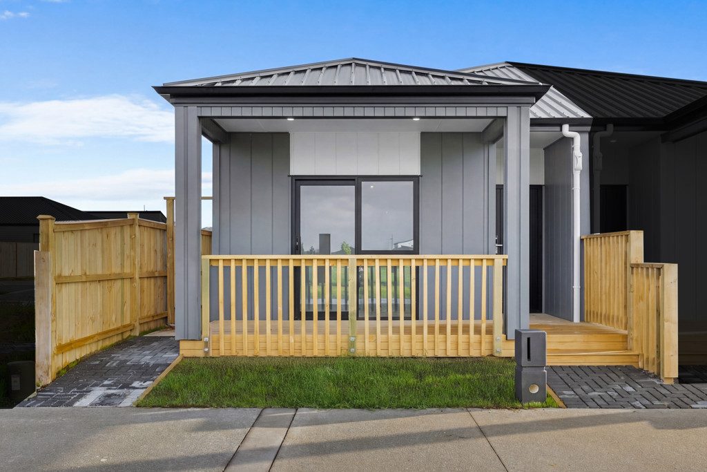 Modern Single-Level Living with 2 Car Parks — slide 1