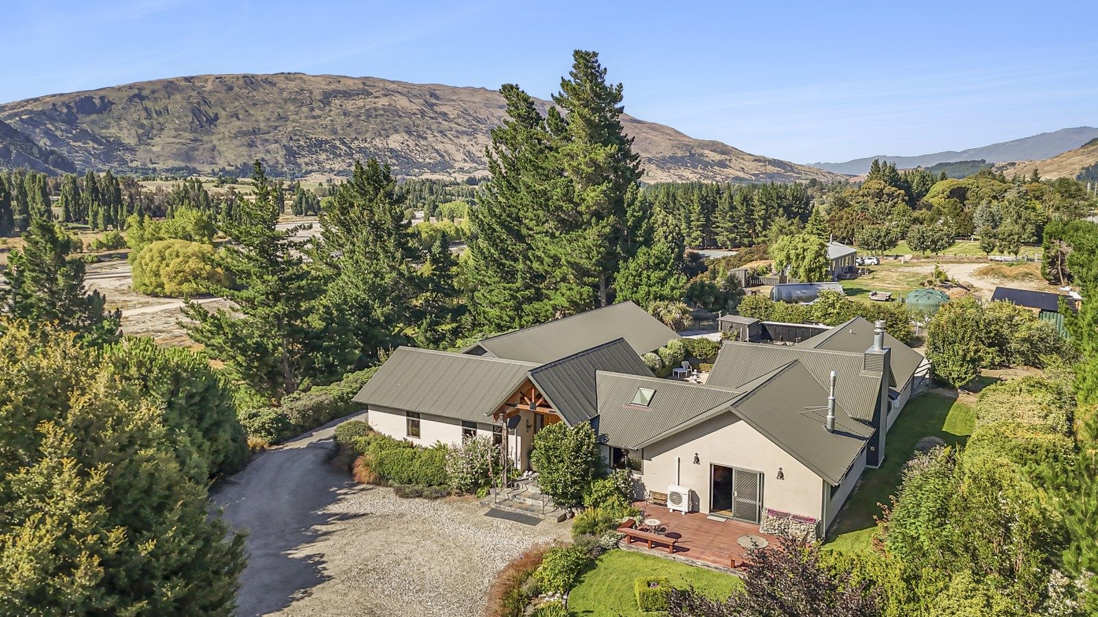 A riverside retreat on Riverbank Road — slide 1