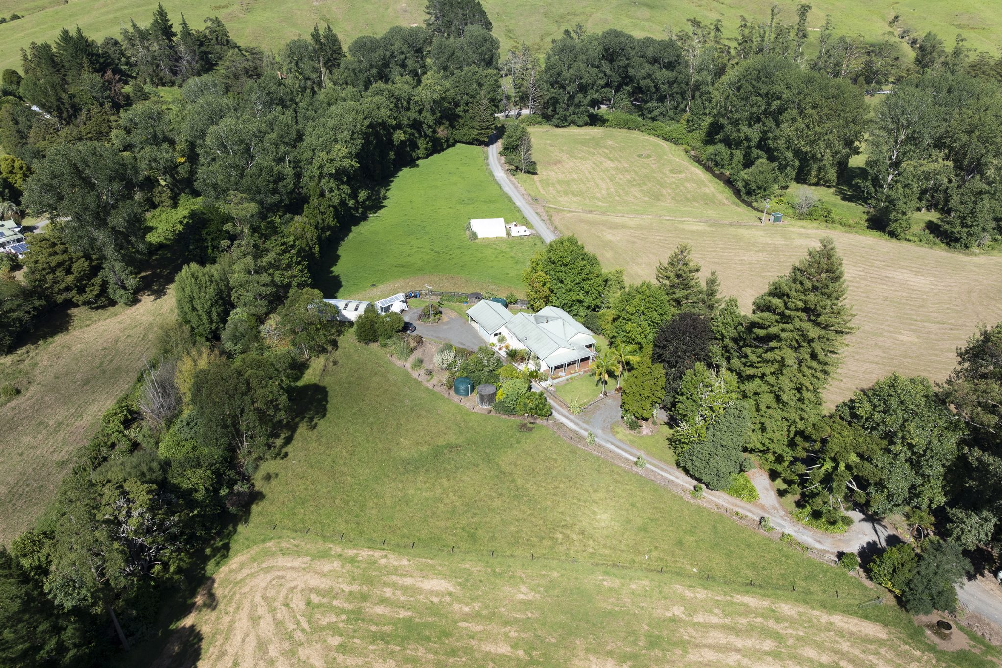Idyllic Peria Lifestyle –Modern Villa on 5 Acres — slide 2
