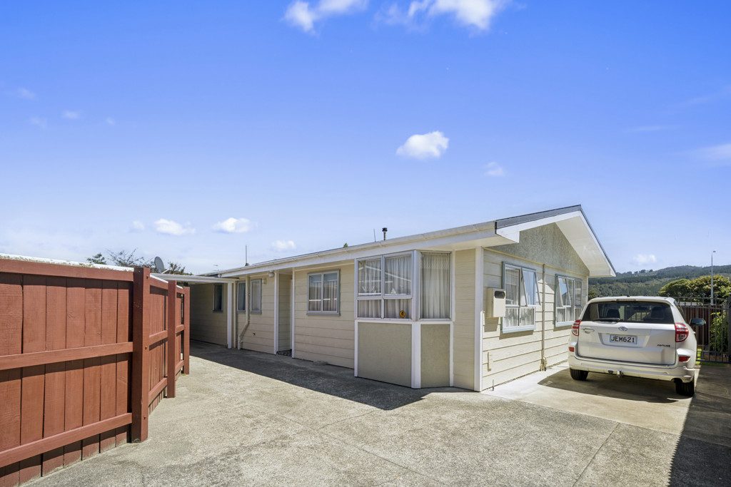 Central Tidy Three Bedroom Home — slide 13