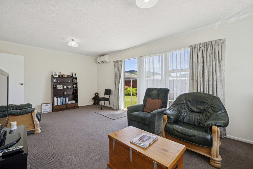 Central Tidy Three Bedroom Home — slide 4