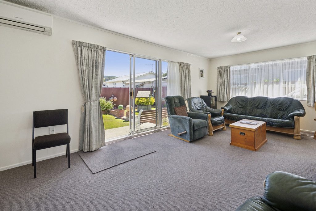 Central Tidy Three Bedroom Home — slide 5
