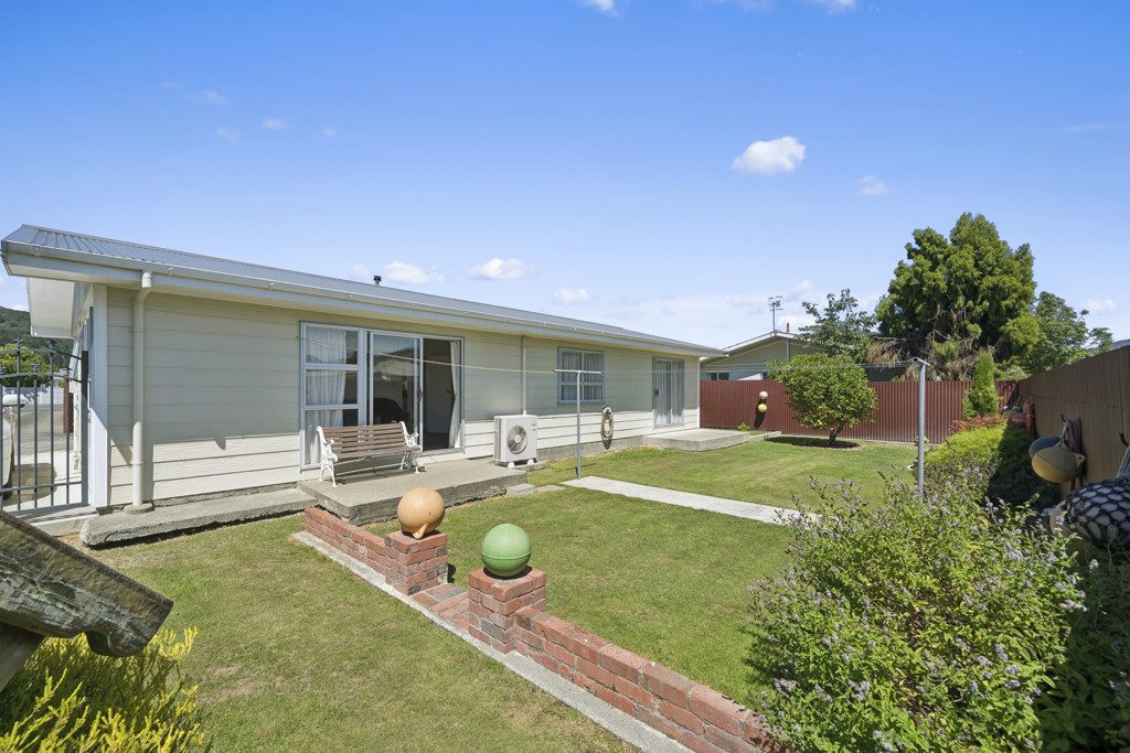 Central Tidy Three Bedroom Home — slide 6