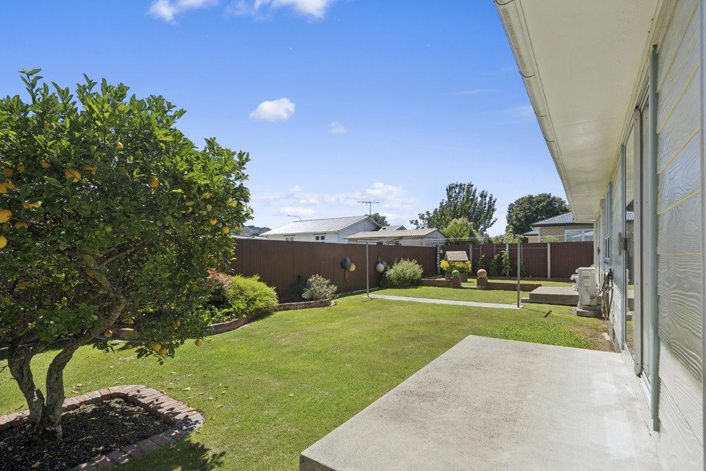 Central Tidy Three Bedroom Home — slide 7