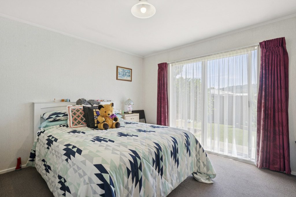 Central Tidy Three Bedroom Home — slide 8