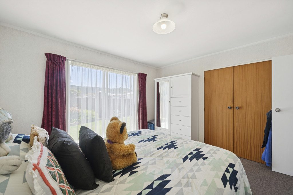 Central Tidy Three Bedroom Home — slide 9