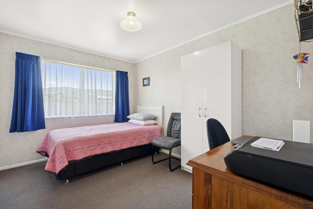 Central Tidy Three Bedroom Home — slide 11