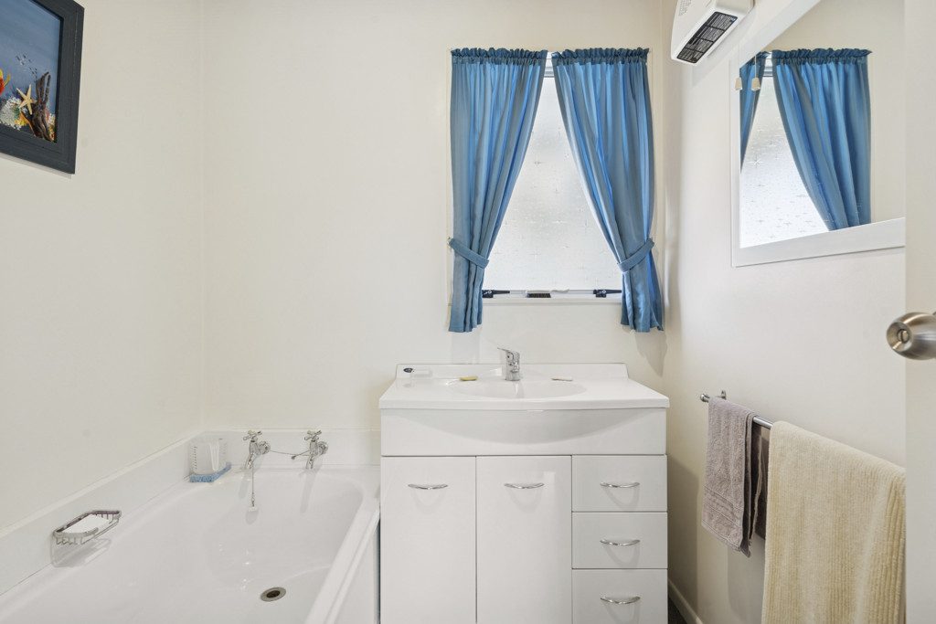 Central Tidy Three Bedroom Home — slide 12