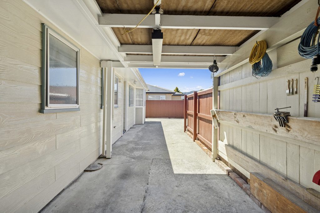 Central Tidy Three Bedroom Home — slide 14