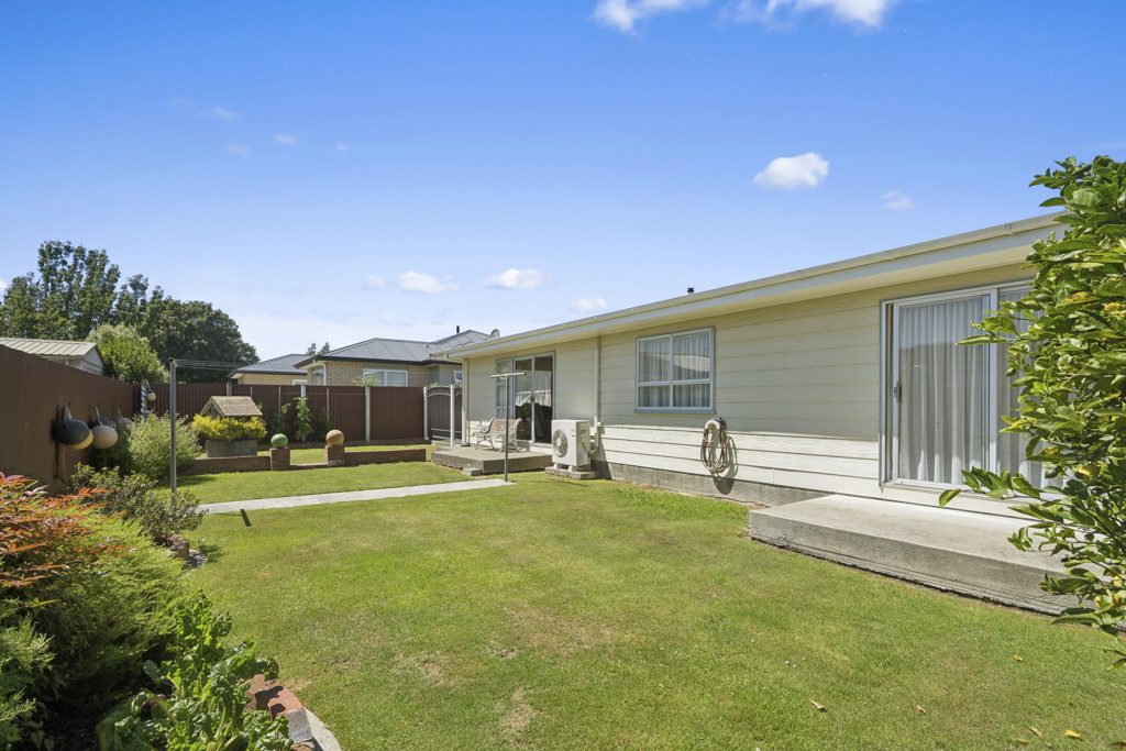 Central Tidy Three Bedroom Home — slide 1