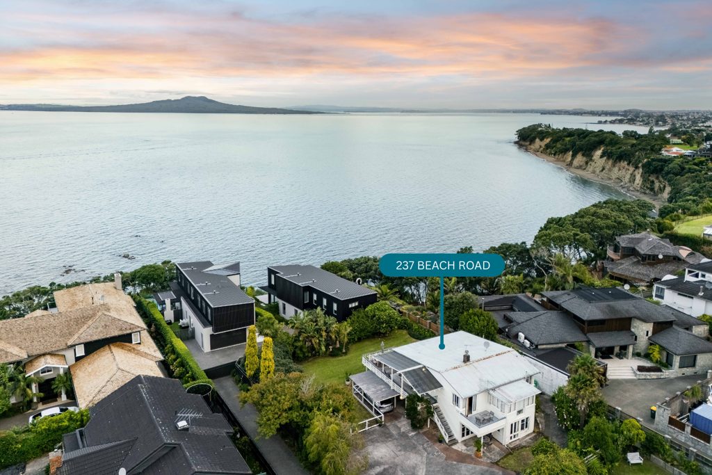 ELEVATED BLUE-CHIP ADDRESS | 1,070SQM (APPROX) — slide 1