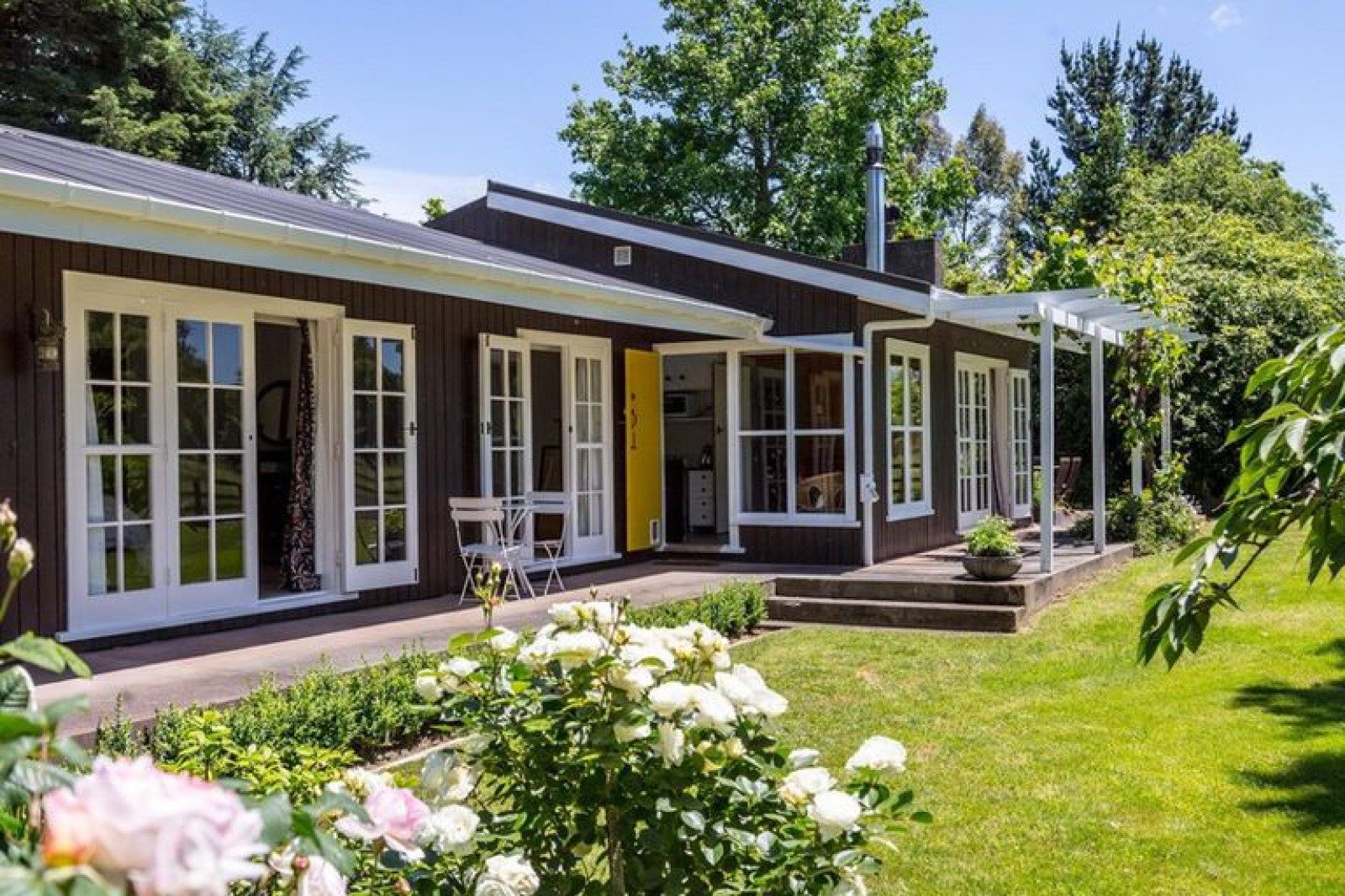 Lifestyle retreat or large family home — slide 1