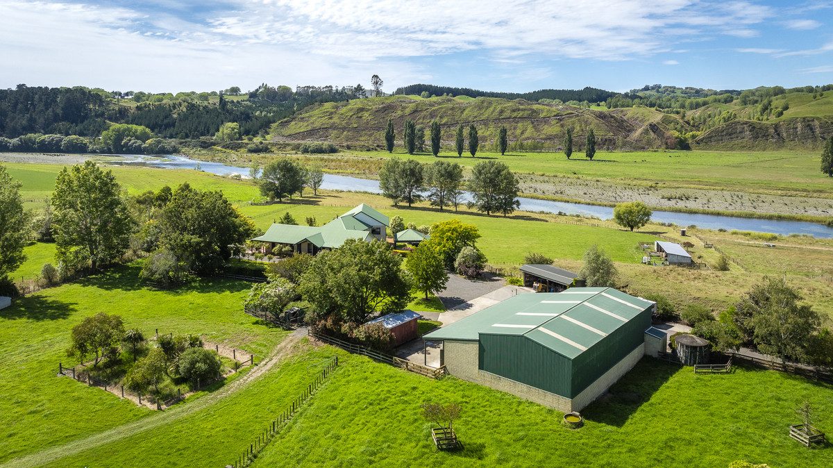 Tukituki Riverfront, Exceptional Home, Outstanding — slide 2