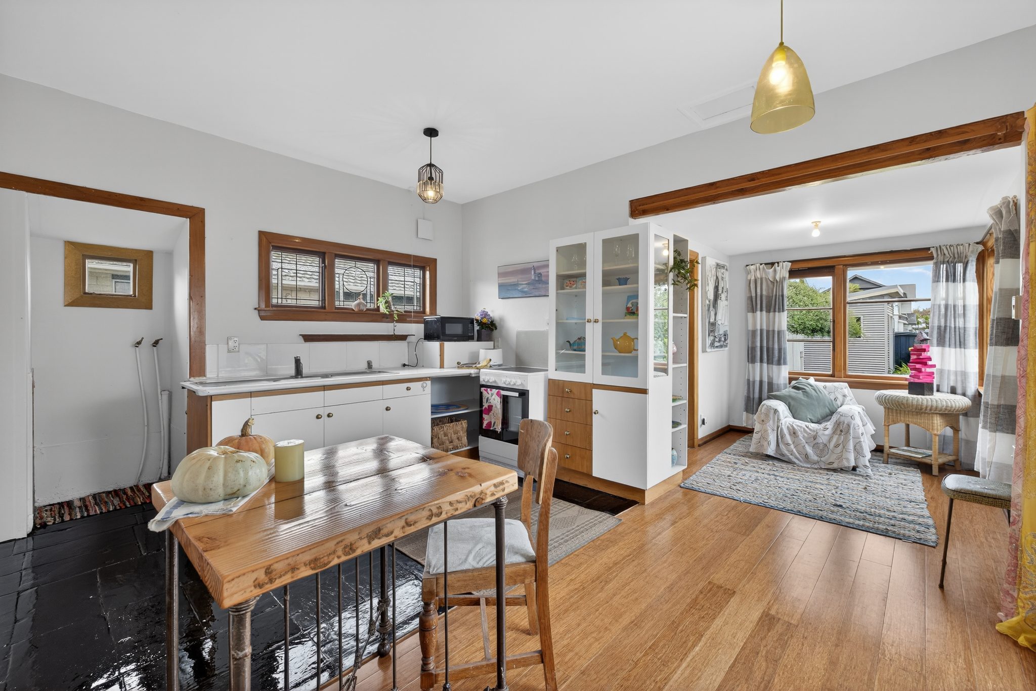 Charming Coastal Cottage! — slide 7