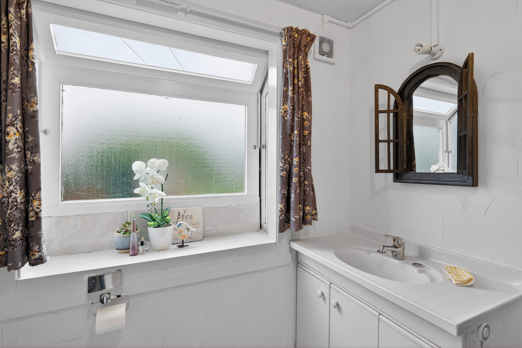 Charming Coastal Cottage! — slide 17