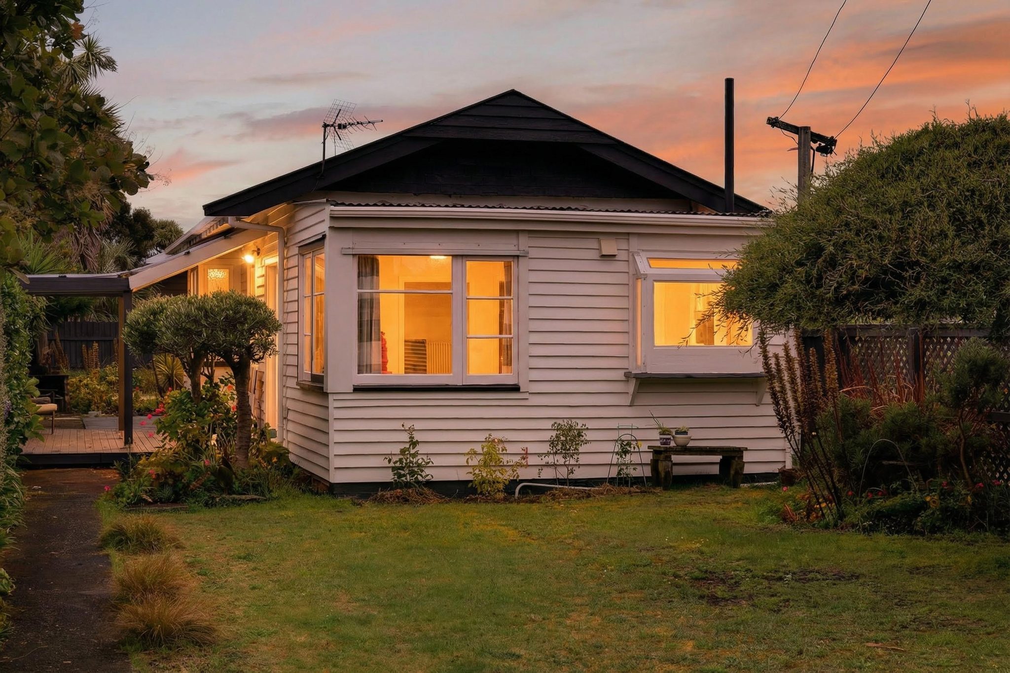 Charming Coastal Cottage! — slide 28