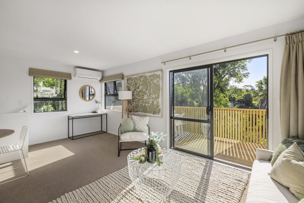 Freehold, views + double glazing — slide 4