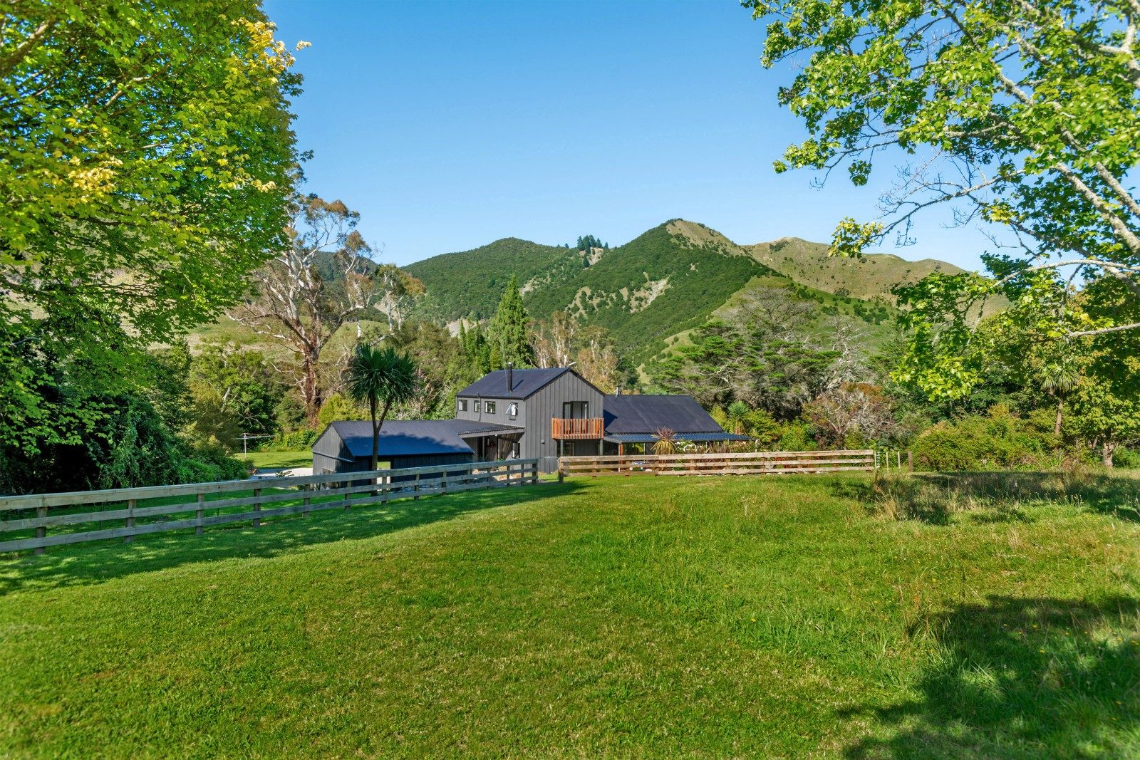 Renovated country retreat with room to roam — slide 25