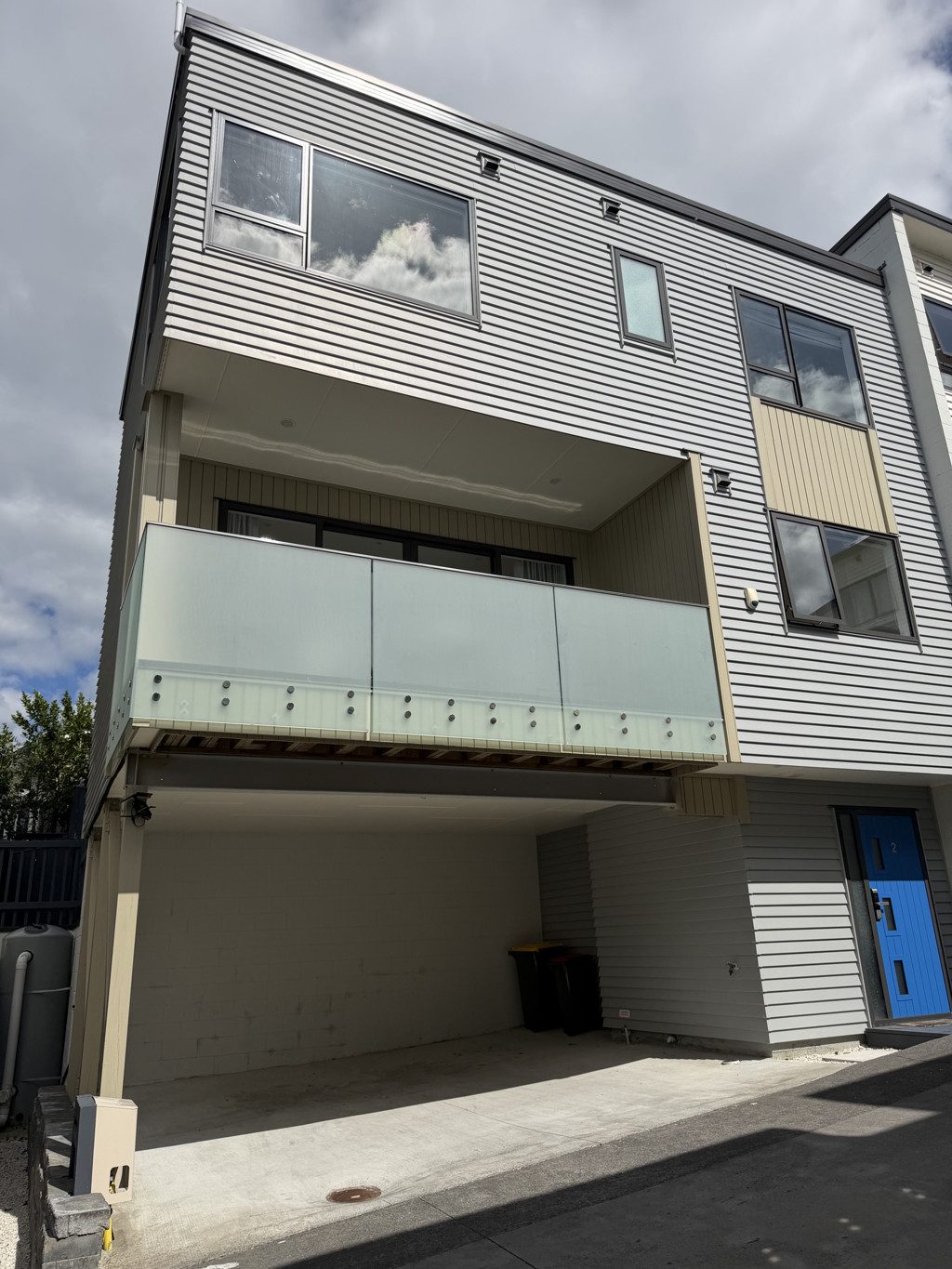 Spacious 3-Bed, 3-Bath Home in Torbay with Views — slide 2