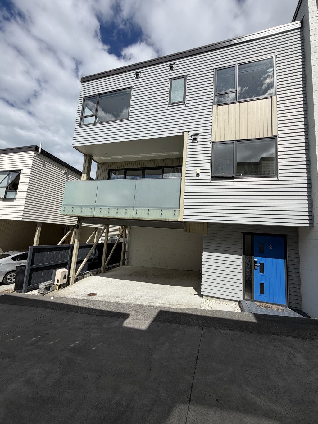 Spacious 3-Bed, 3-Bath Home in Torbay with Views — slide 36