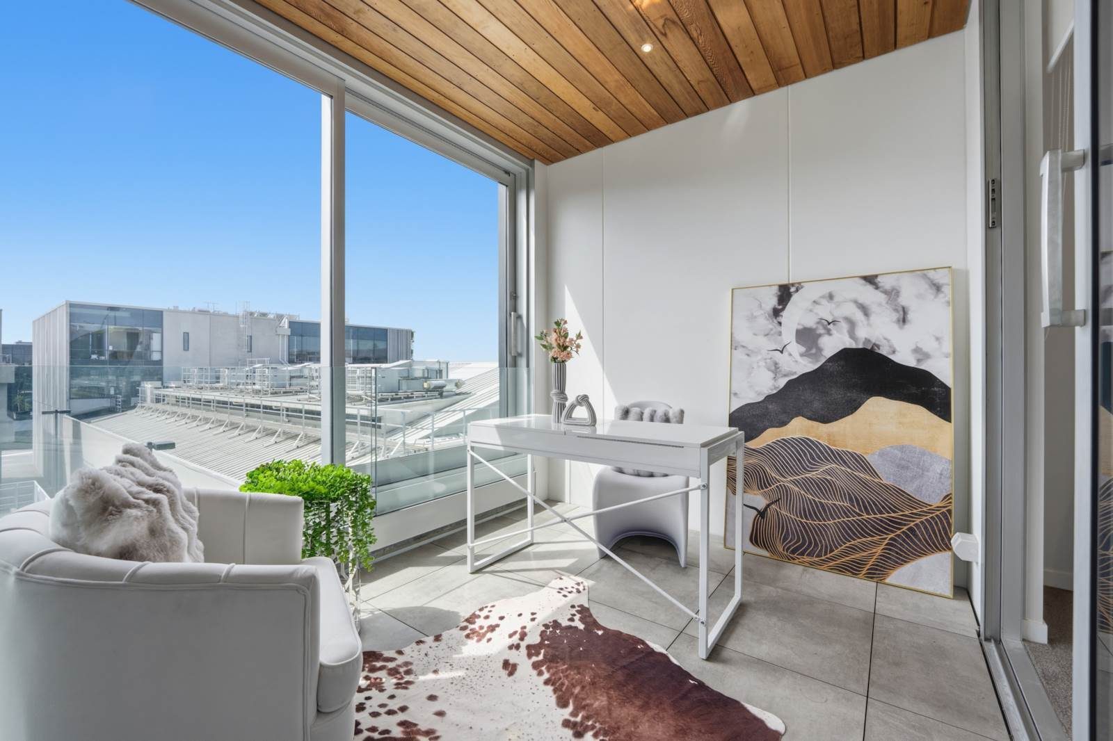 Affordable Luxury Top Location — slide 12