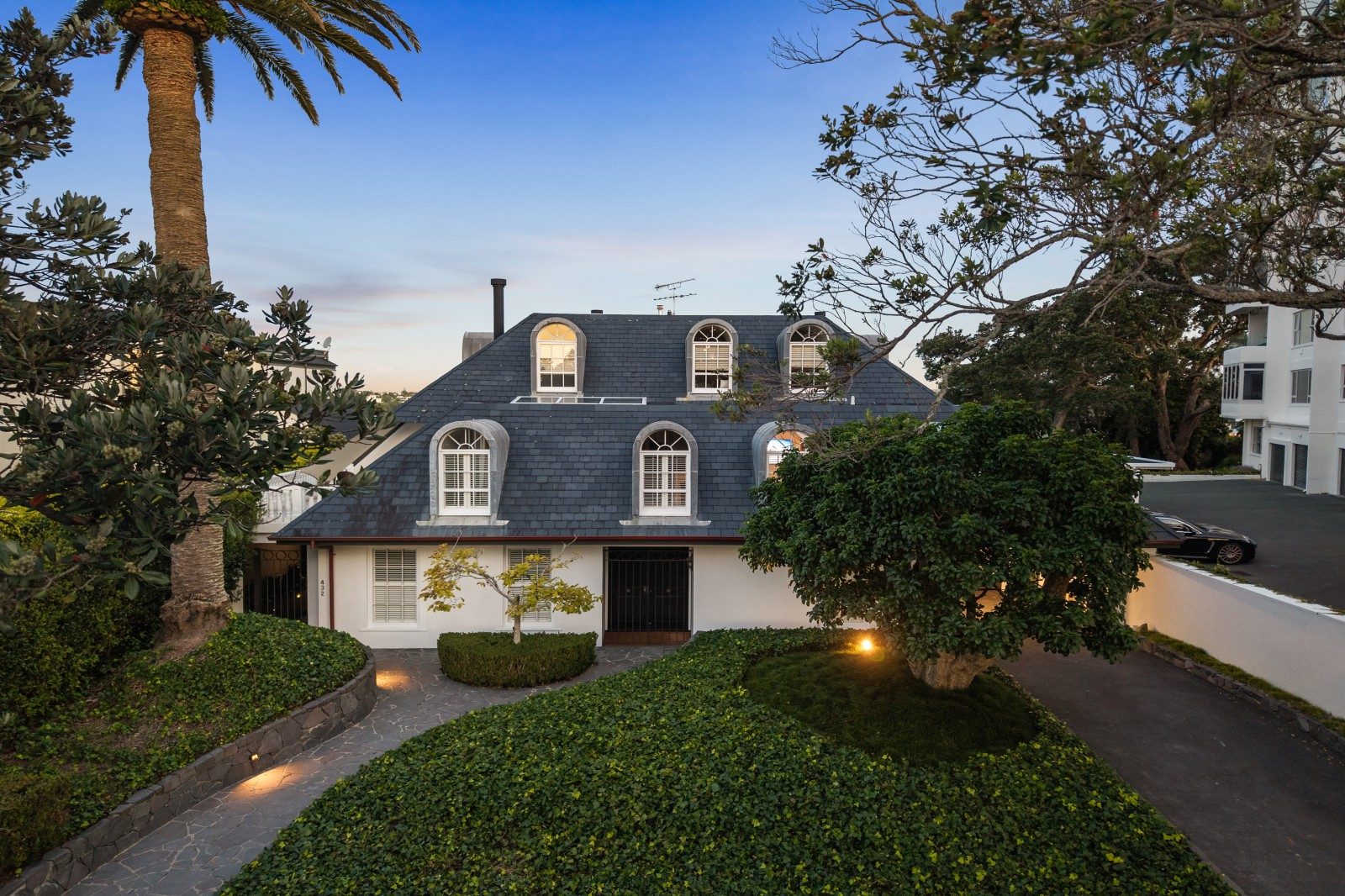 Deceased Estate - Spectacular Waterfront Living — slide 1